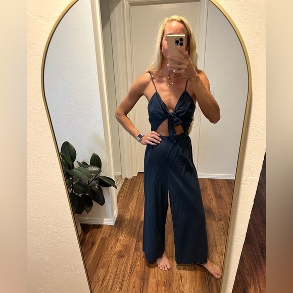 🌟SALE🌟 Navy jumpsuit with cut out and tie detail - Picture 2 of 6